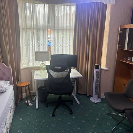 Room Canvey Island Bagian luar foto